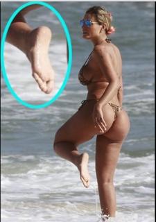 Andressa Urach feet photo thumbnail