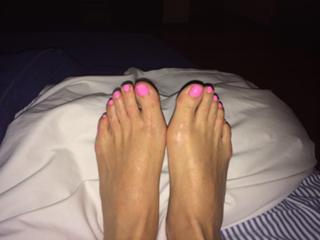 Anette Cuburu feet photo thumbnail