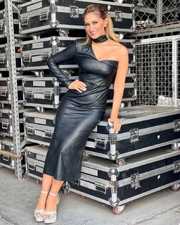 Anette Cuburu feet photo thumbnail