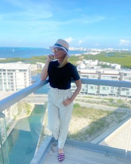 Anette Cuburu feet photo thumbnail