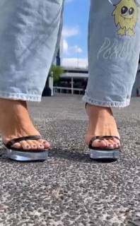 Anette Cuburu feet photo thumbnail