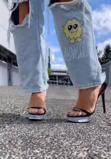 Anette Cuburu feet photo thumbnail