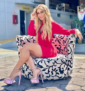 Anette Cuburu feet photo thumbnail