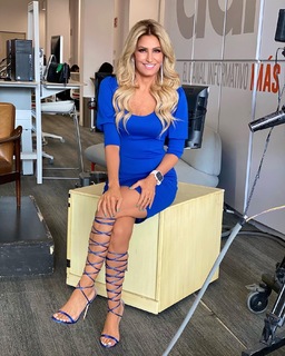 Anette Cuburu feet photo thumbnail