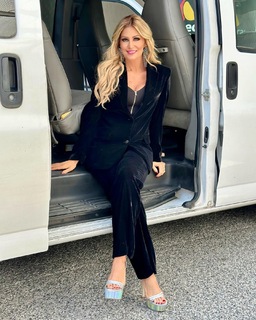 Anette Cuburu feet photo thumbnail