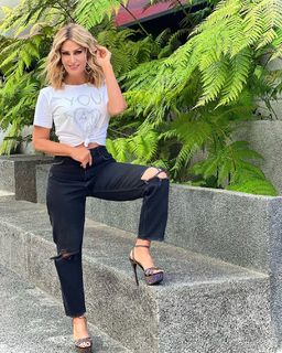 Anette Cuburu feet photo thumbnail