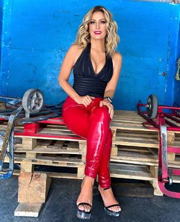 Anette Cuburu feet photo thumbnail