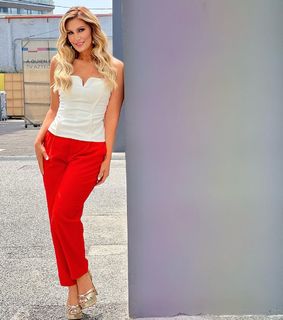 Anette Cuburu feet photo thumbnail