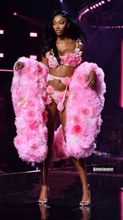 Angel Reese feet photo thumbnail