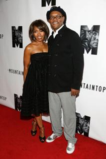 Angela Bassett feet photo thumbnail