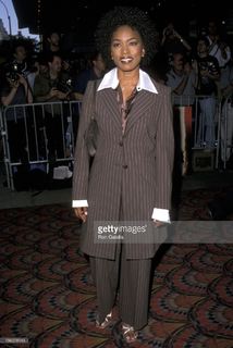 Angela Bassett feet photo thumbnail