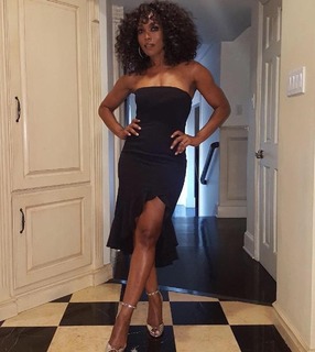 Angela Bassett feet photo thumbnail
