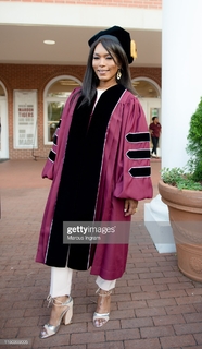 Angela Bassett feet photo thumbnail