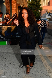 Angela Bassett feet photo thumbnail