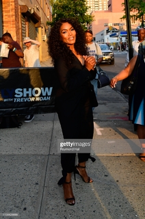 Angela Bassett feet photo thumbnail