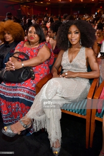 Angela Bassett feet photo thumbnail