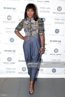 Angela Bassett feet photo thumbnail