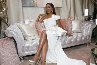 Angela Bassett feet photo thumbnail