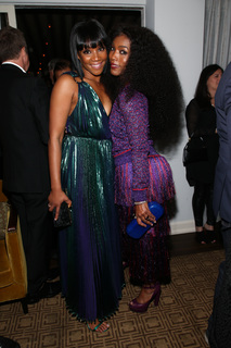 Angela Bassett feet photo thumbnail