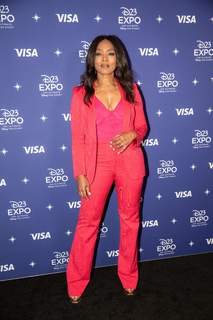 Angela Bassett feet photo thumbnail