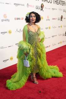 Angela Bassett feet photo thumbnail