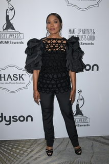 Angela Bassett feet photo thumbnail