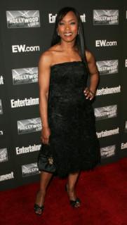 Angela Bassett feet photo thumbnail