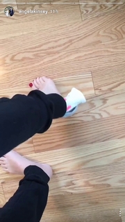 Angela Kinsey feet photo thumbnail