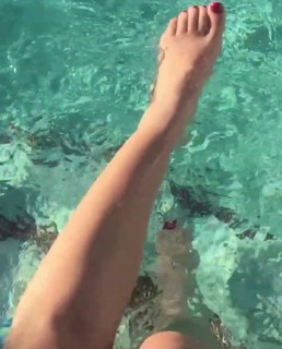 Angela Kinsey feet photo thumbnail