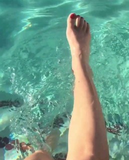 Angela Kinsey feet photo thumbnail