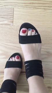 Angela Kinsey feet photo thumbnail