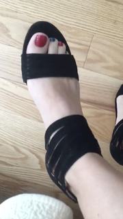 Angela Kinsey feet photo thumbnail