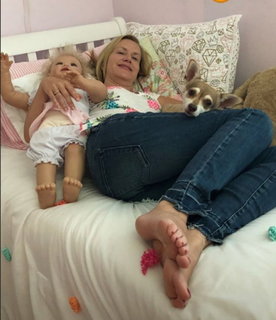 Angela Kinsey feet photo thumbnail