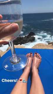 Angela Kinsey feet photo thumbnail