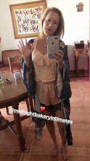 Angela Kinsey feet photo thumbnail