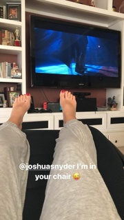 Angela Kinsey feet photo thumbnail