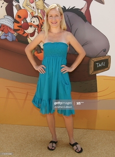 Angela Kinsey feet photo thumbnail