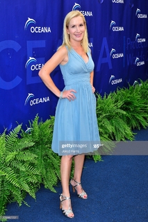 Angela Kinsey feet photo thumbnail