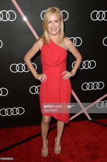 Angela Kinsey feet photo thumbnail