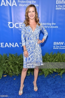 Angela Kinsey feet photo thumbnail