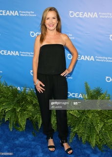 Angela Kinsey feet photo thumbnail