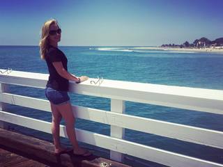 Angela Kinsey feet photo thumbnail
