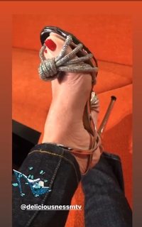 Angela Kinsey feet photo thumbnail