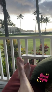 Angela Kinsey feet photo thumbnail