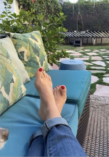Angela Kinsey feet photo thumbnail