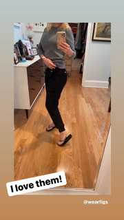 Angela Kinsey feet photo thumbnail