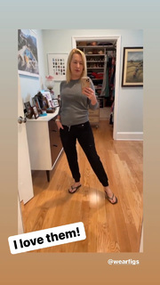 Angela Kinsey feet photo thumbnail
