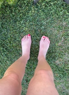 Angela Kinsey feet photo thumbnail