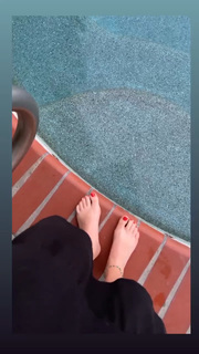 Angela Kinsey feet photo thumbnail