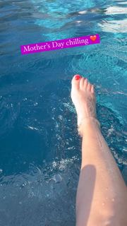 Angela Kinsey feet photo thumbnail